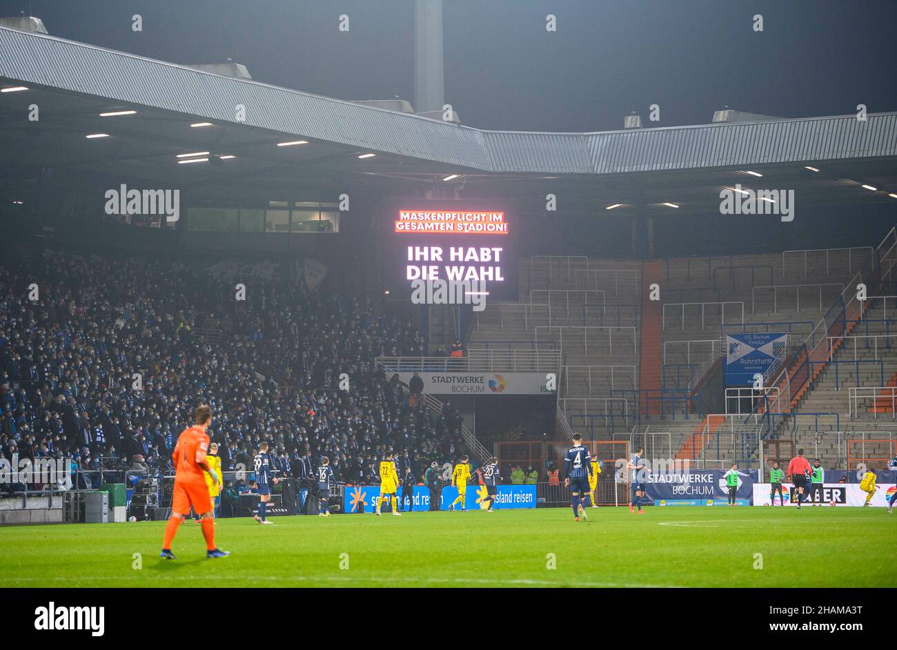 Il tabellone mostra â‚Ã „Ã» avete la scelta â‚Ã „Ã», maschera requisito in tutto lo stadio, Soccer 1. Bundesliga, 15th matchday, VfL Bochum (BO) - Borussia Dortmund (DO), il 11th dicembre 2021 a Bochum/Germania. Le normative #DFL vietano l'uso di fotografie come sequenze di immagini e/o quasi-video # Â¬ Foto Stock