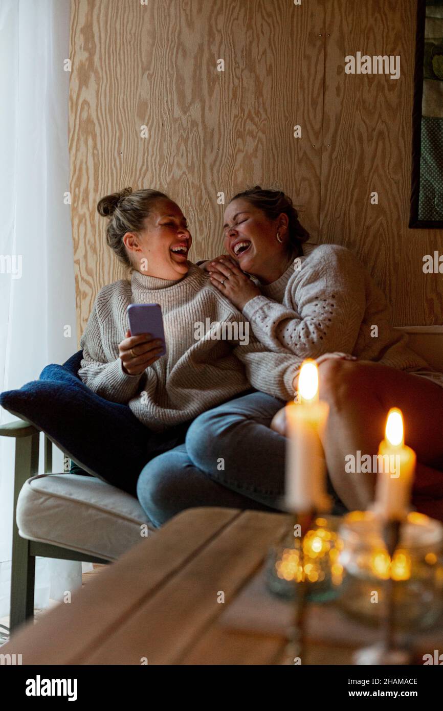 Buone amiche seduti sul divano Foto Stock