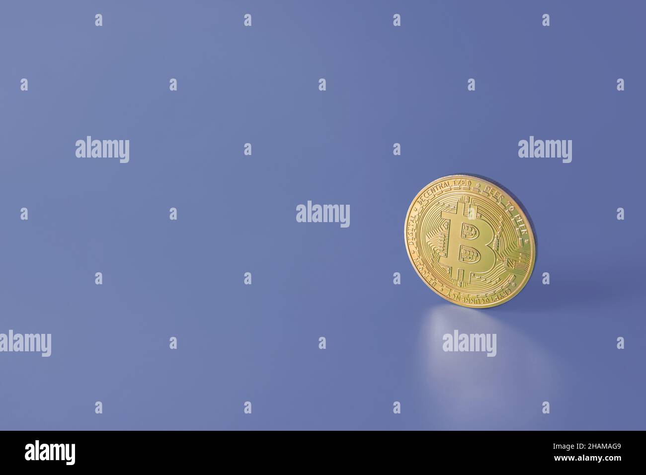 Bitcoin cripto oro moneta singola su molto peri colore di 2022 sfondo con spazio di copia per il testo. Foto Stock