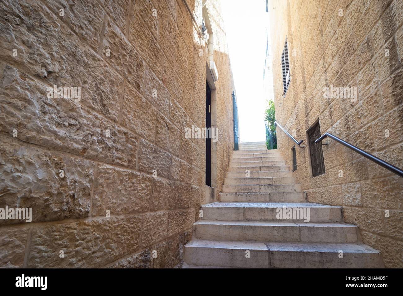 Stretti gradini di pietra in un vicolo nel quartiere ebraico, con una maniglia per l'accessibilità per i disabili, nella Città Vecchia di Gerusalemme, Israele. Foto Stock