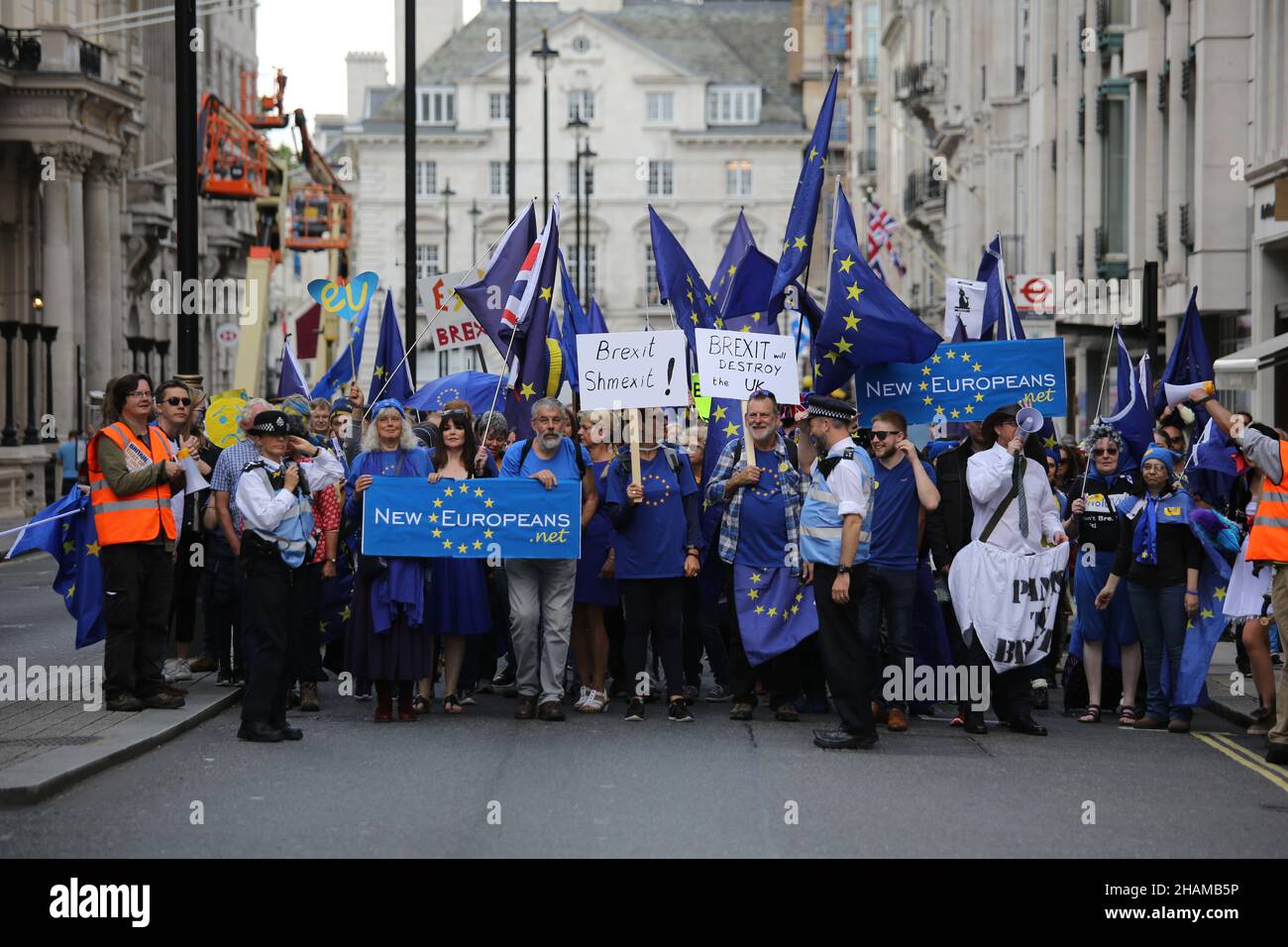 La protesta anti-Brexit nei pressi di Westminster, Londra, mentre lo stallo politico continua Foto Stock