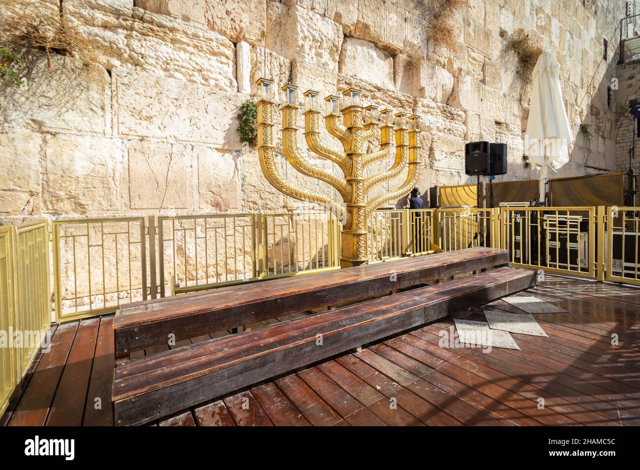 gerusalemme-israele. 28-11-2021. Una vista grandangolare dell'enorme e tradizionale menora dorata che si trova nella Piazza del Muro Occidentale a Gerusalemme Foto Stock