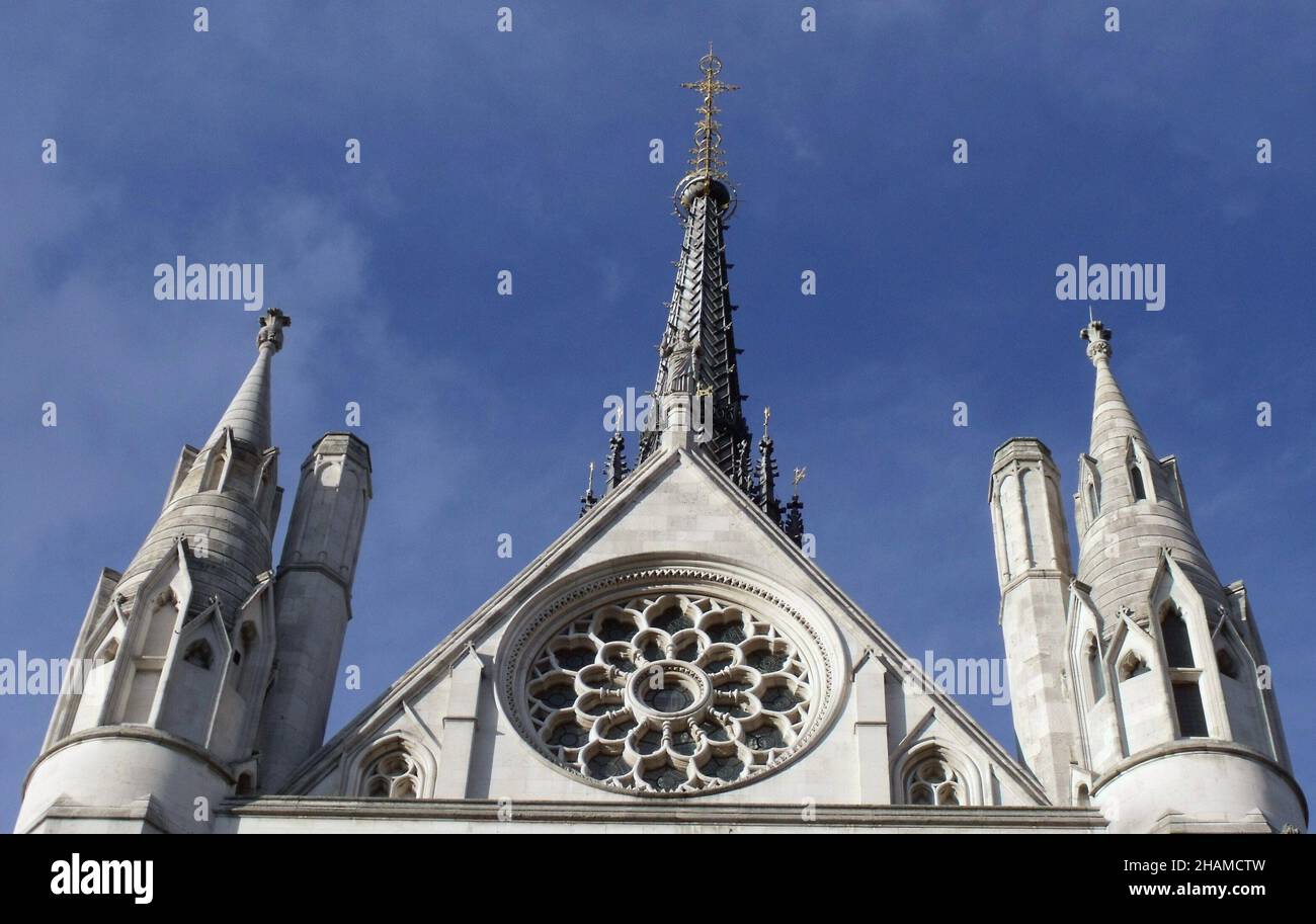 Colpo ad angolo basso di guglie sul tetto delle famose corti reali di giustizia a Londra, Regno Unito Foto Stock