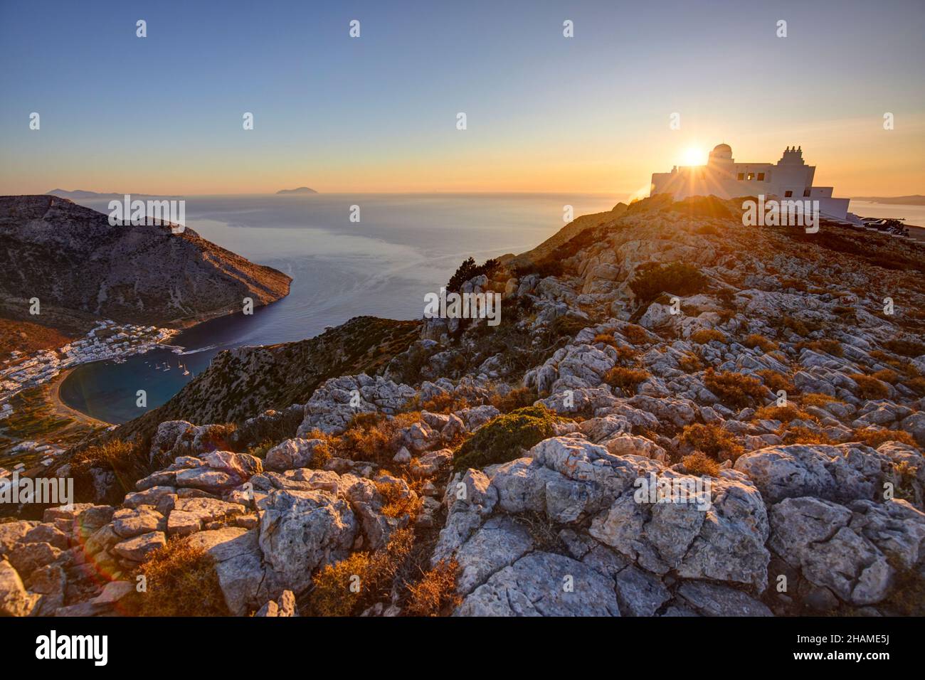 Il tempio di Agios Simeon e Kamares Bay, Sifnos, Cyclades Island, Grecia Foto Stock