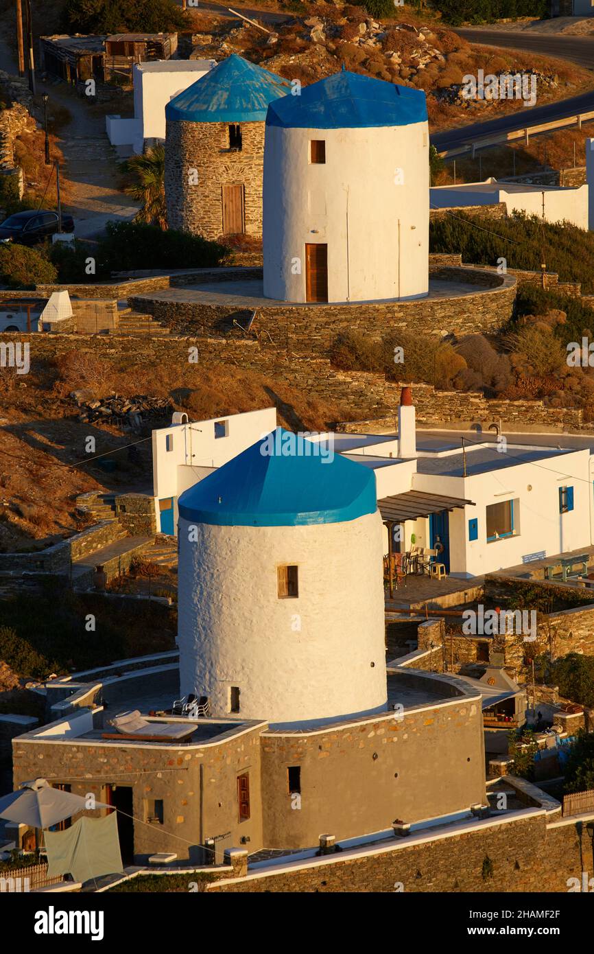 Mulini a vento nel villaggio tradizionale di Kastro, Sifnos, Isole Cicladi, Grecia Foto Stock