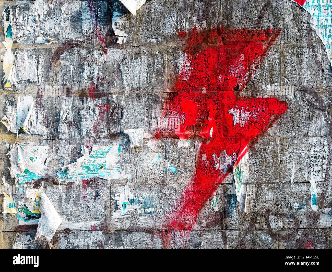 fulmine rosso sul vecchio muro di mattoni grunge nella città della lucidatura, come simbolo di protesta delle donne Foto Stock