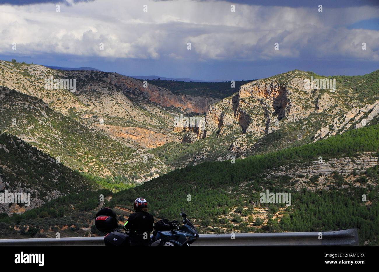 Motociclista contempla vista spagnola Foto Stock