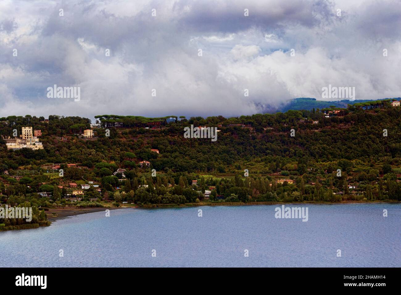 Cielo fantastico con luci spettacolari sul lago di Albano con verdi vegetazione collinare e acque turchesi setose una splendida area selvaggia situata a Roma Foto Stock