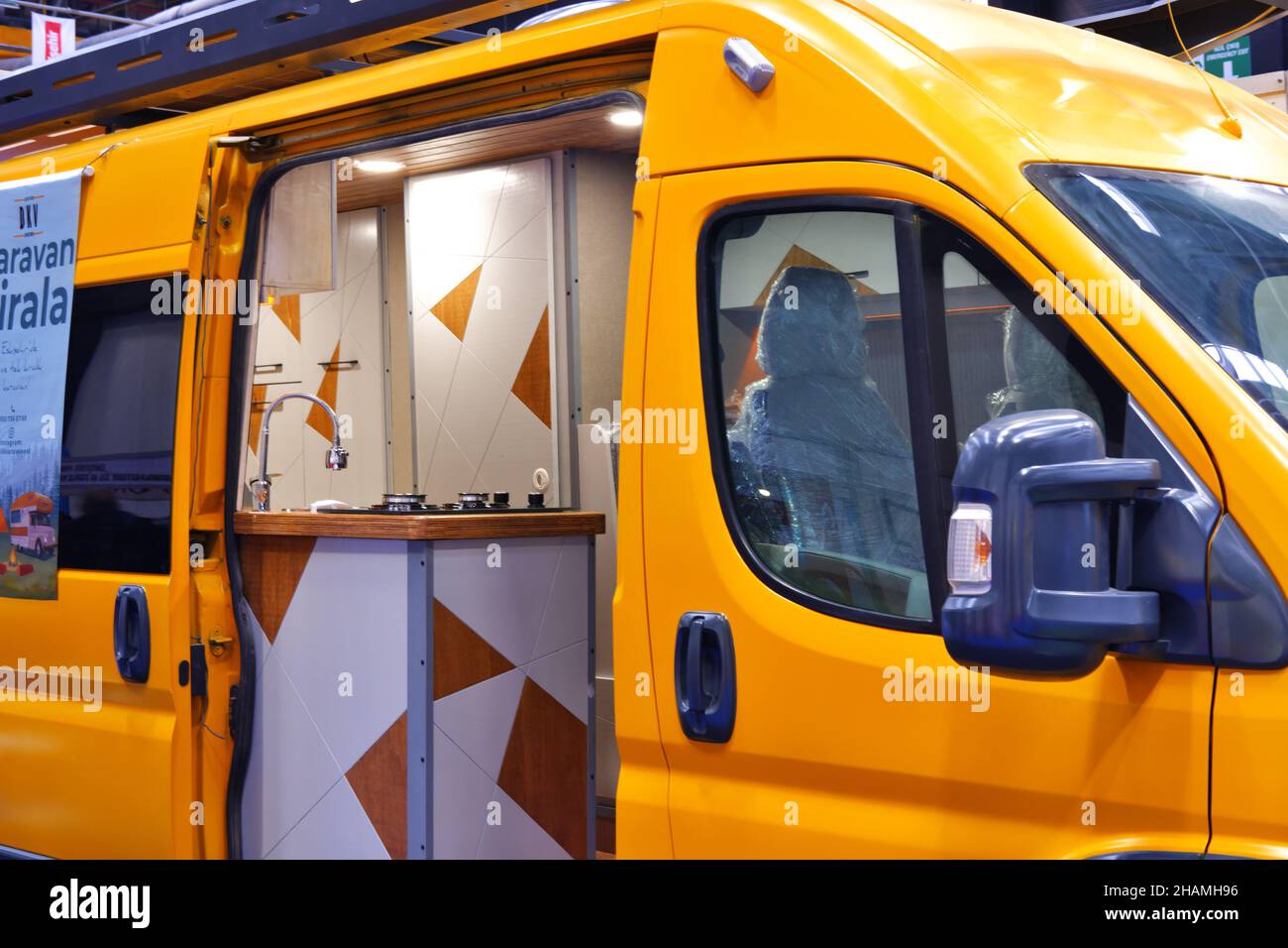 Furgone giallo progettato per campeggio con cucina e letto al coperto in mostra Foto Stock