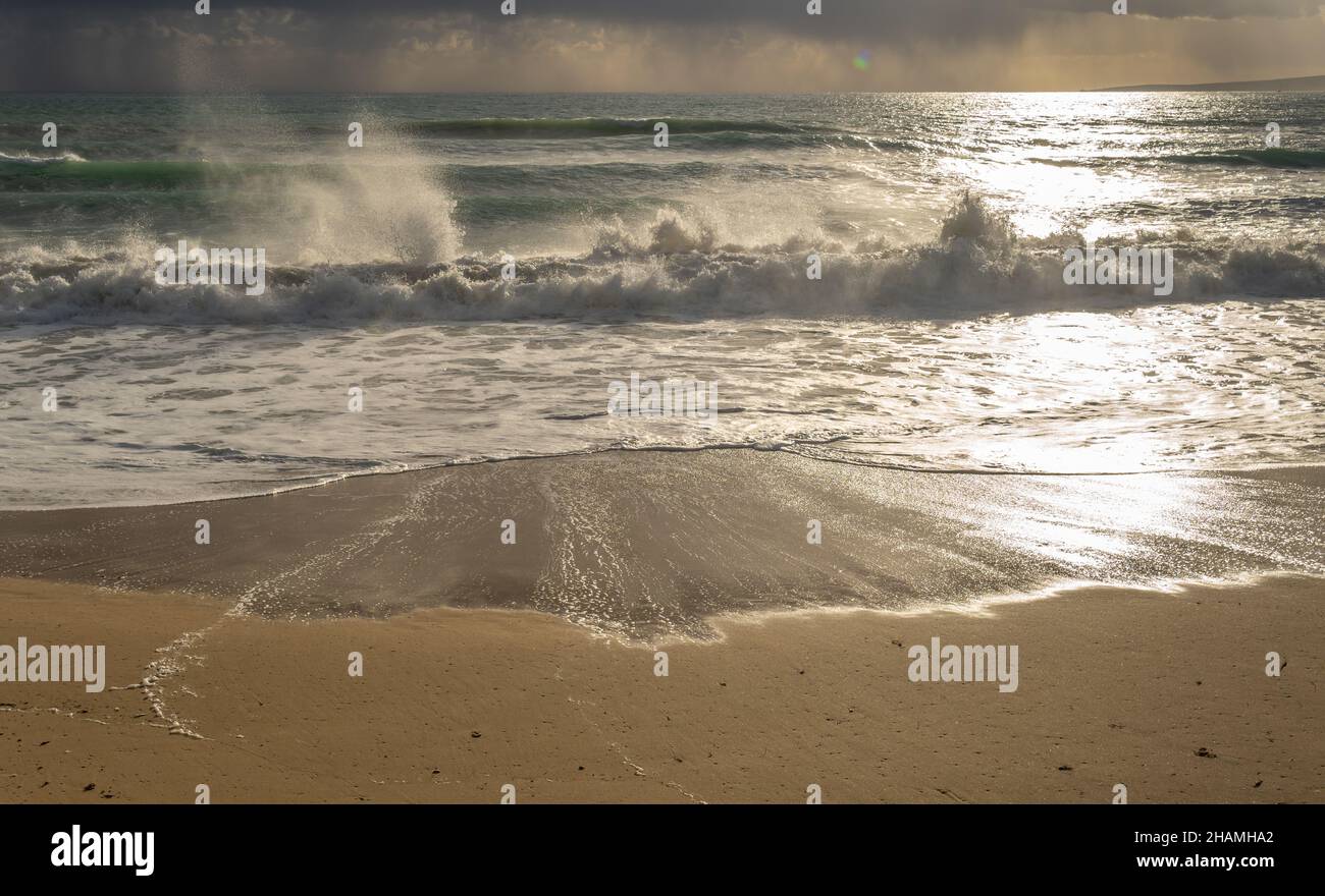 La spiaggia di Can Pere Antoni nella città di Palma di Maiorca, una giornata di tempesta autunnale ventosa al tramonto. Paesaggio sublime Foto Stock