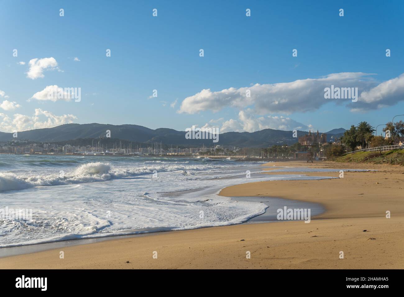 La spiaggia di Can Pere Antoni nella città di Palma di Maiorca, una giornata di tempesta autunnale ventosa al tramonto. Paesaggio sublime Foto Stock
