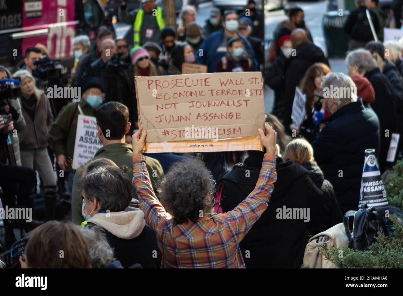 New York, Stati Uniti. 13th Dic 2021. Il 13 dicembre 2021, gli attivisti si sono riuniti di fronte al Consolato britannico a Midtown Manhattan e hanno invitato il governo britannico e il presidente Joe Biden a fermare il processo di estradizione dell'editore di WikiLeaks Julian Assange. Un tribunale britannico ha stabilito che l'Assange imprigionato può essere estradato negli Stati Uniti, dove sarà accusato ai sensi dell'Espionage Act che potrebbe portare a decenni di carcere. (Foto di Michael Nigro/Pacific Press) Credit: Pacific Press Media Production Corp./Alamy Live News Foto Stock