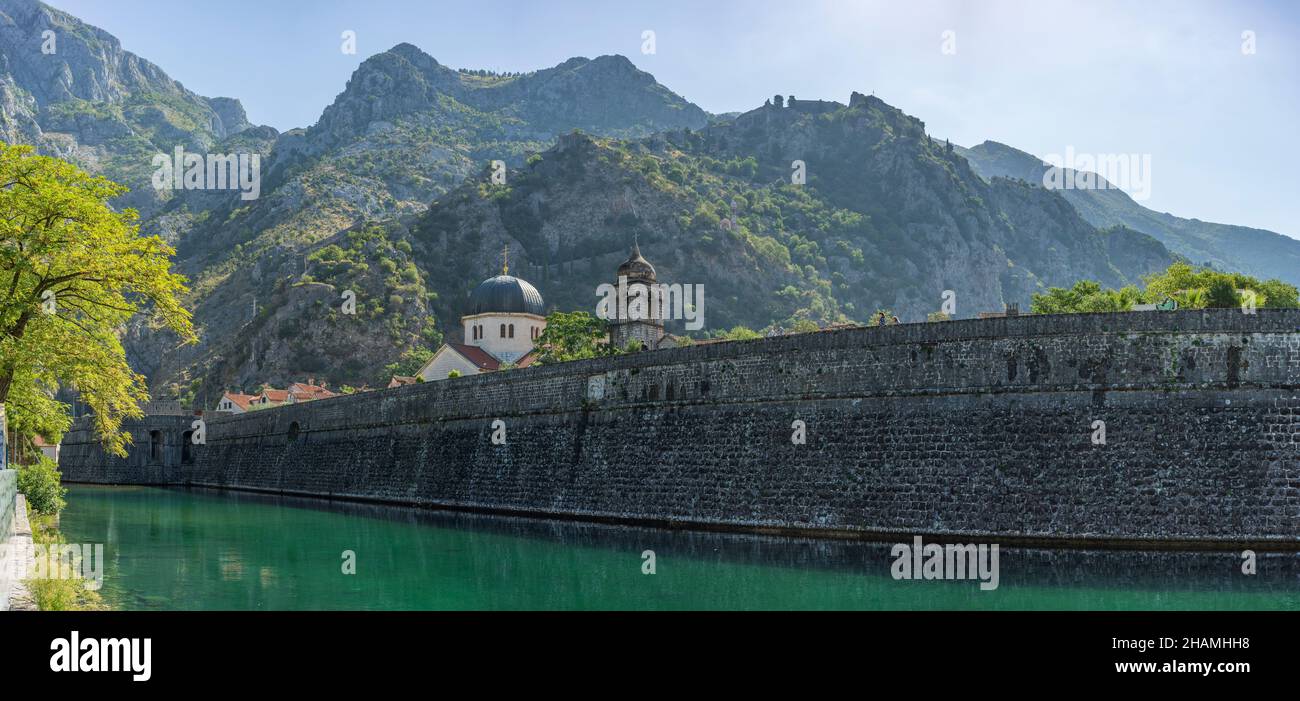Le mura, le fortezze e le fortificazioni di Kotor, Montenegro Foto Stock