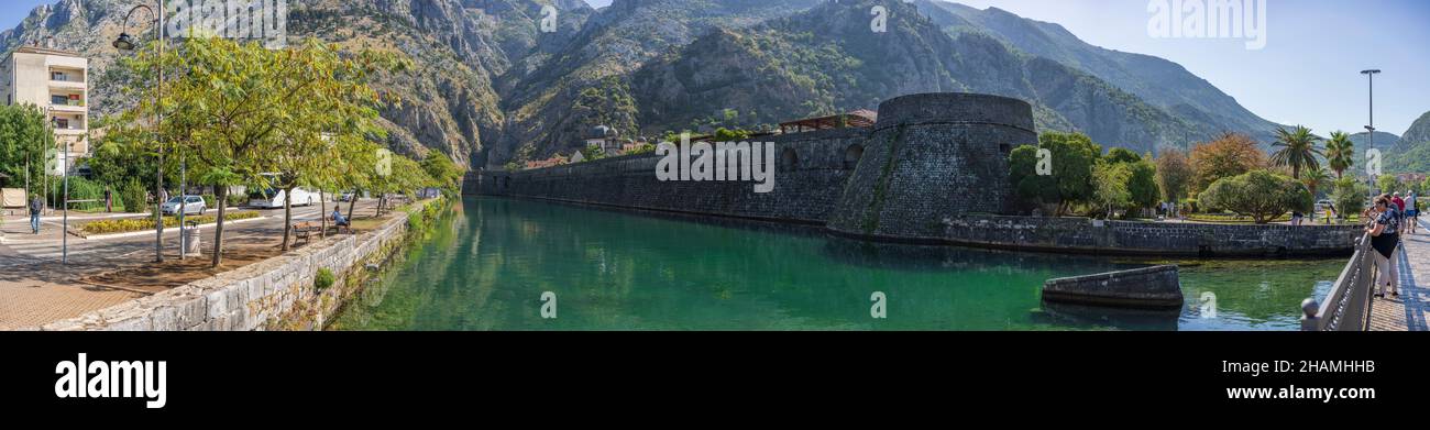 Le mura, le fortezze e le fortificazioni di Kotor, Montenegro Foto Stock