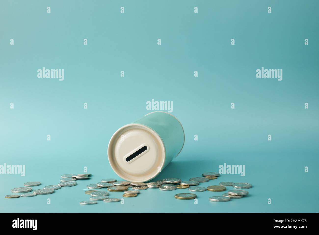 vasetto di risparmio monete e calcolatrice sul tavolo Foto Stock