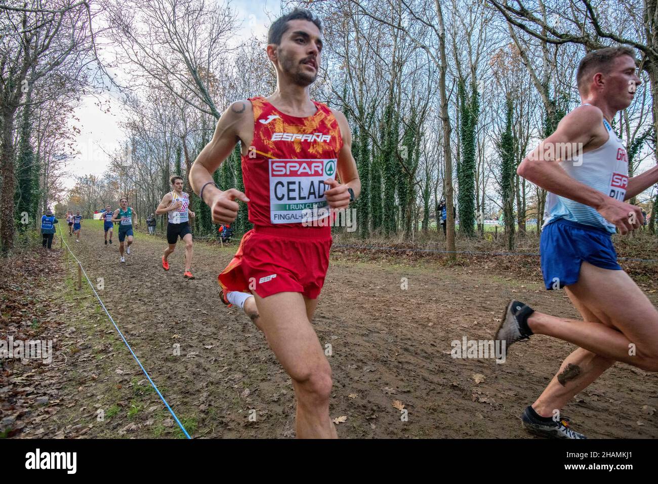 FINGAL-DUBLIN IRLANDA 12 DEC 2021: Raul Celada di Spagna che gareggia nella corsa degli uomini anziani ai CAMPIONATI europei di cross-country DI SPAR 2021 su De Foto Stock