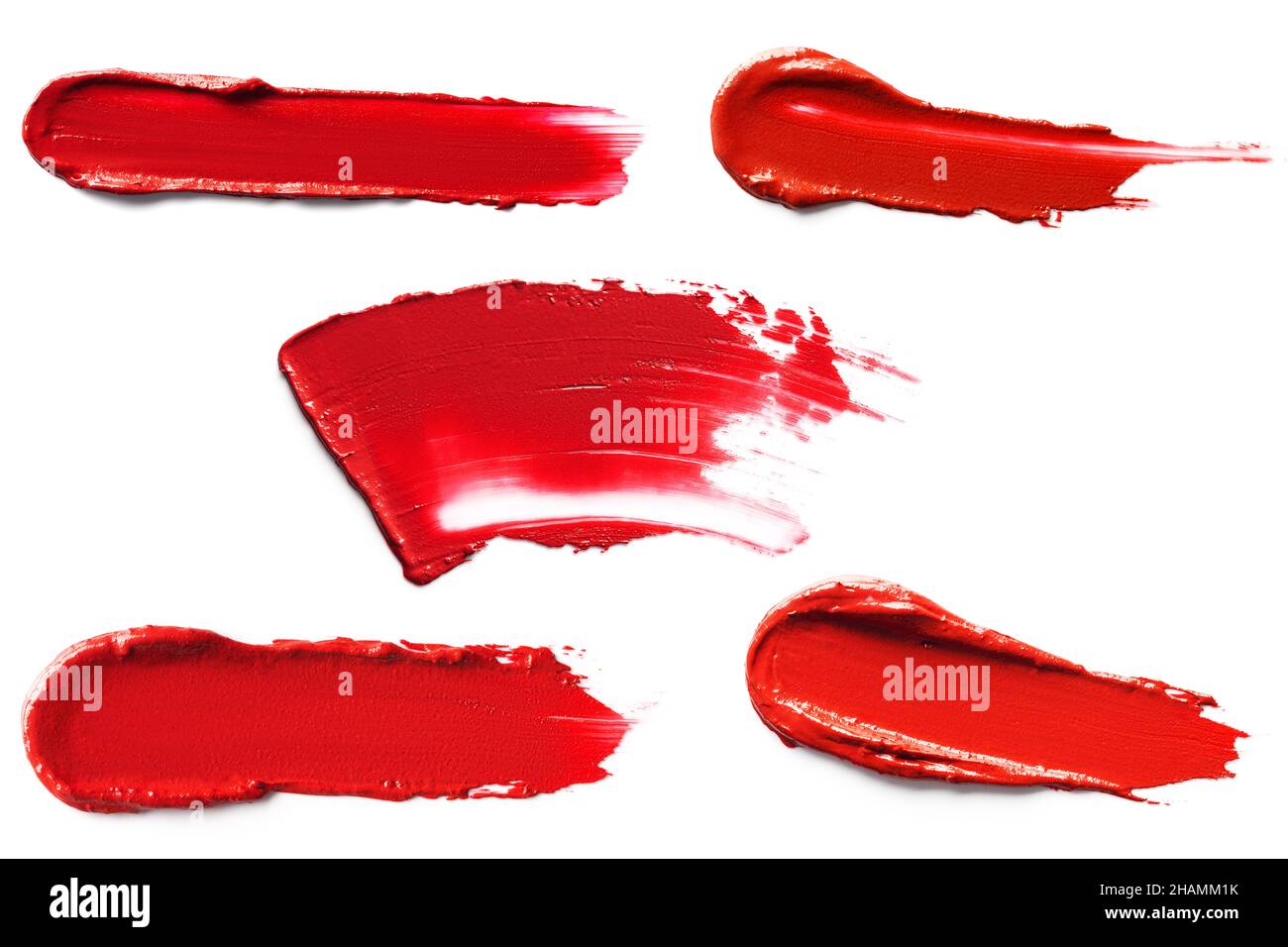 Rossetto rosso macchiato isolato su sfondo bianco. Foto Stock