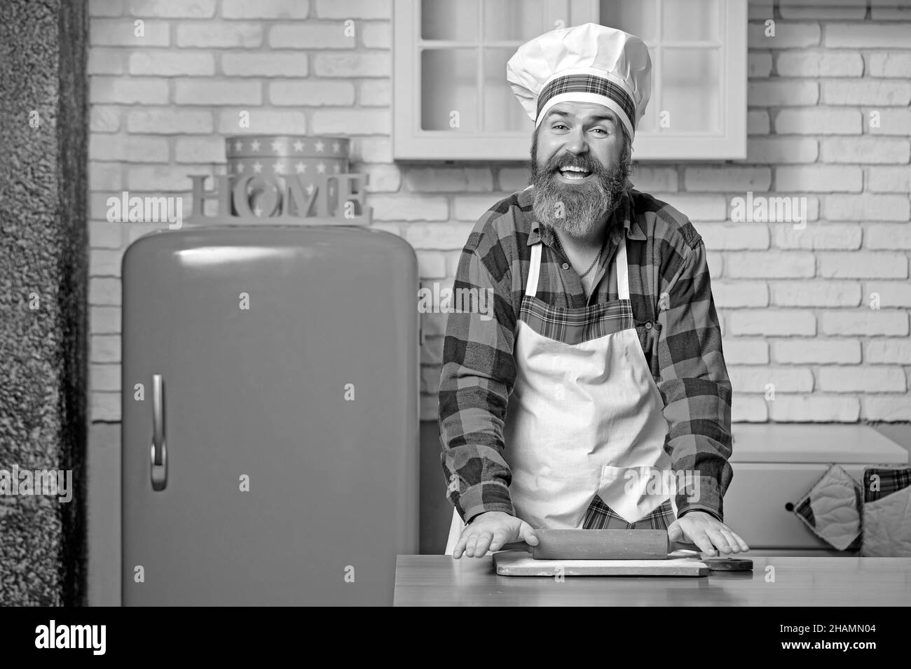 Chef professionista che cucinano in cucina a casa, preparando la cena. Foto Stock