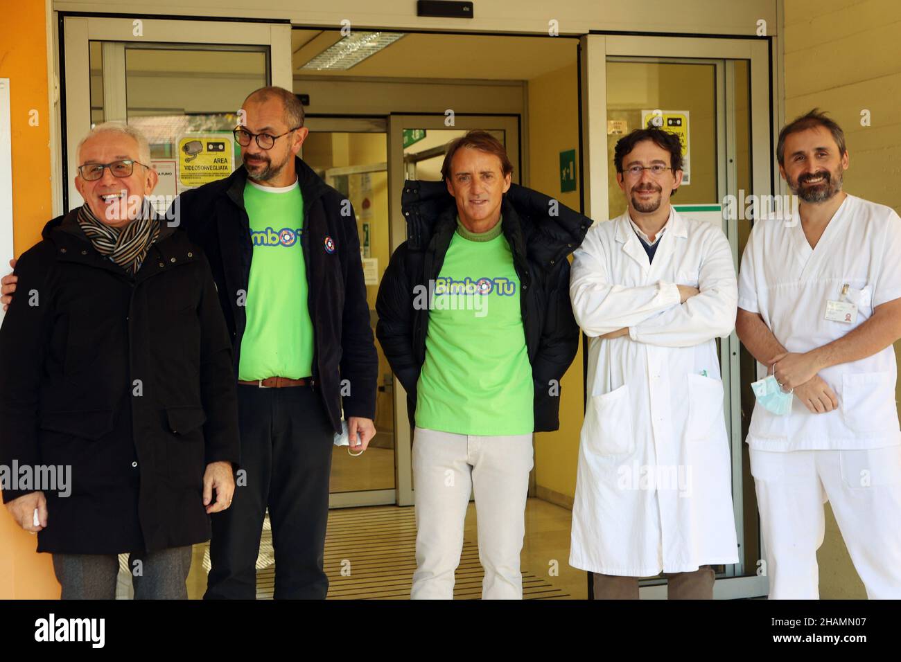 il commissario tecnico della nazionale di calcio Roberto Mancini allâ&#X80;&#x99;uscita dalla sua visita al riparto di neurochirurgia infantili dellâ&#X80;&#x99;ospedale Santâ&#X80;&#x99;Orsola come testimonial dellâ&#X80;&#x99;associazione di Bimai Bassistenza Bimati coli. Da sinistra Nevio Samore direttore amministrativo Sant'Orsola. Alessandro Arcidiacono presidente BimboTu, Mancini, Mino Zucchelli diretto della neurochirurgia pediatrica dell'ISNB (Bellaria) e Duccio Cordelli diretto della neuropsichiatria infantile dell'ISNB presso il Sant'Orsola - Bologna, 14 dicembre, 2021 - P Foto Stock