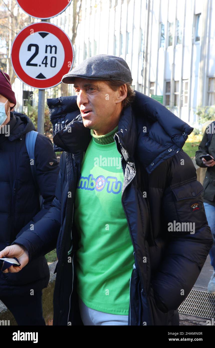 il commissario tecnico della nazionale di calcio Roberto Mancini allâ&#X80;&#x99;uscita dalla sua visita al riparto di neurochirurgia infantili dellâ&#X80;&#x99;ospedale Santâ&#X80;&#x99;Orsola come testimonial dellâ&#X80;&#x99;associazione di Bimai Bassistenza Bimati coli. - Bologna, 14 Dicembre, 2021 - Foto: Michele Nucci Foto Stock