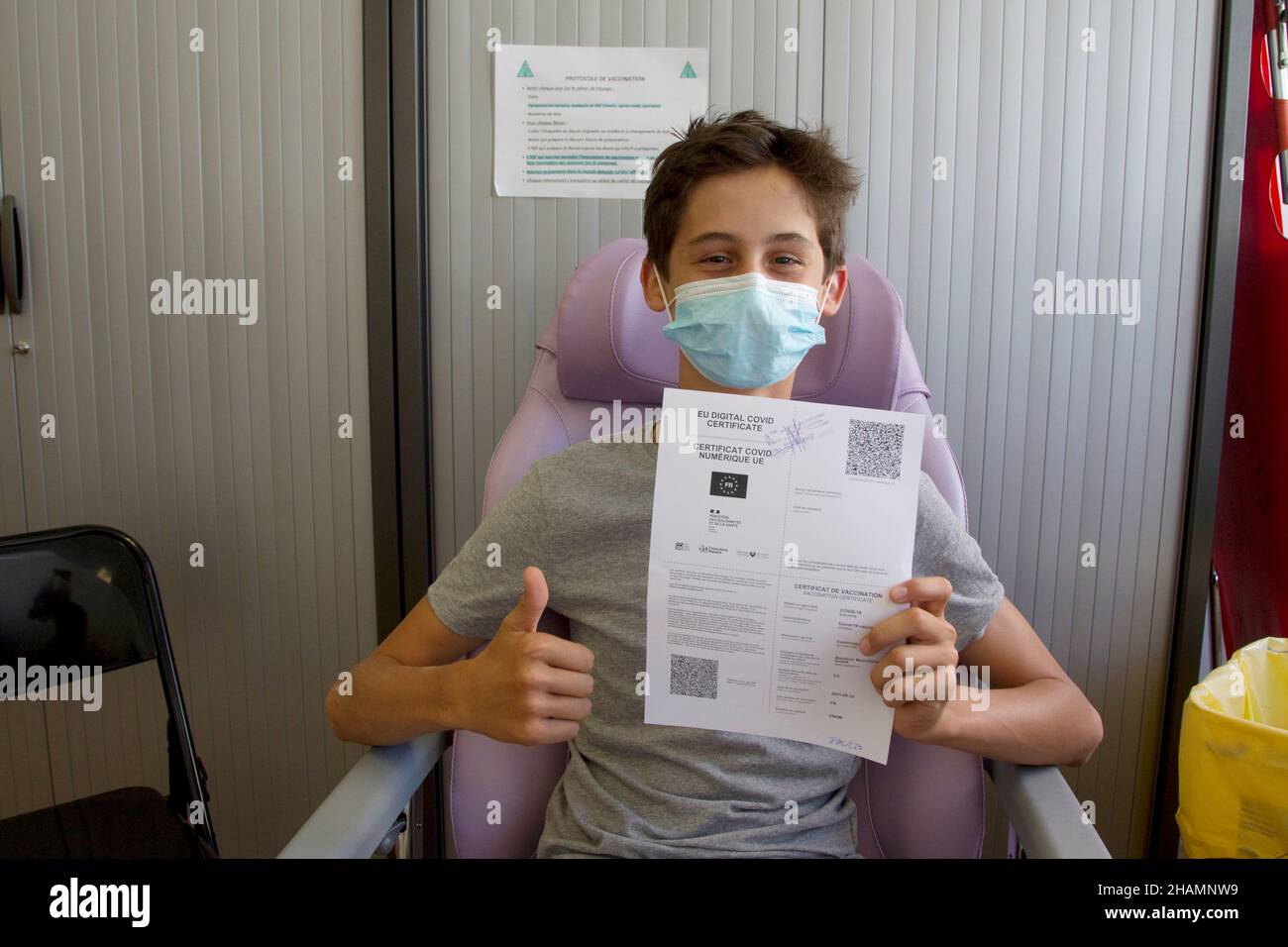 Briancon (Alpi francesi, Francia sud-orientale): Centro di vaccinazione COVID-19. Ragazzo giovane, adolescente appena vaccinato con il suo certificato verde s Foto Stock