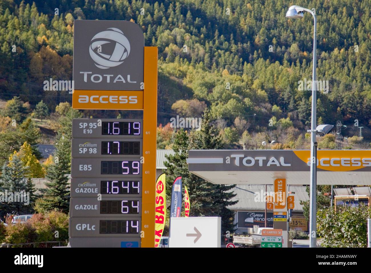 Prezzi delle pompe presso un distributore di benzina "Total Access" il 21 ottobre 2021. Illustrazione dell'aumento dei prezzi delle pompe Foto Stock