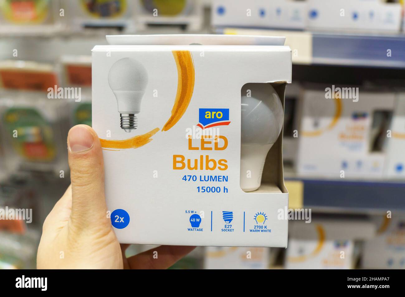 Tyumen, Russia-02 dicembre 2021: Lampadine a LED Aro un'ampia gamma di prodotti alimentari e non alimentari. Marca propria di Metro CC. Foto Stock