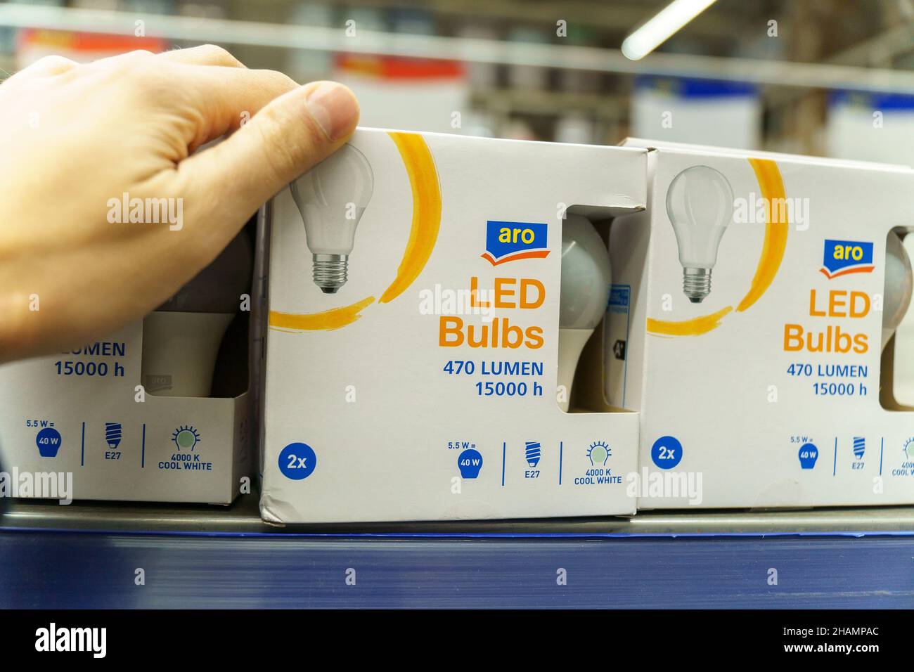 Tyumen, Russia-02 dicembre 2021: Lampade a LED Aro prodotti non alimentari. Marca propria di Metro CC. Foto Stock