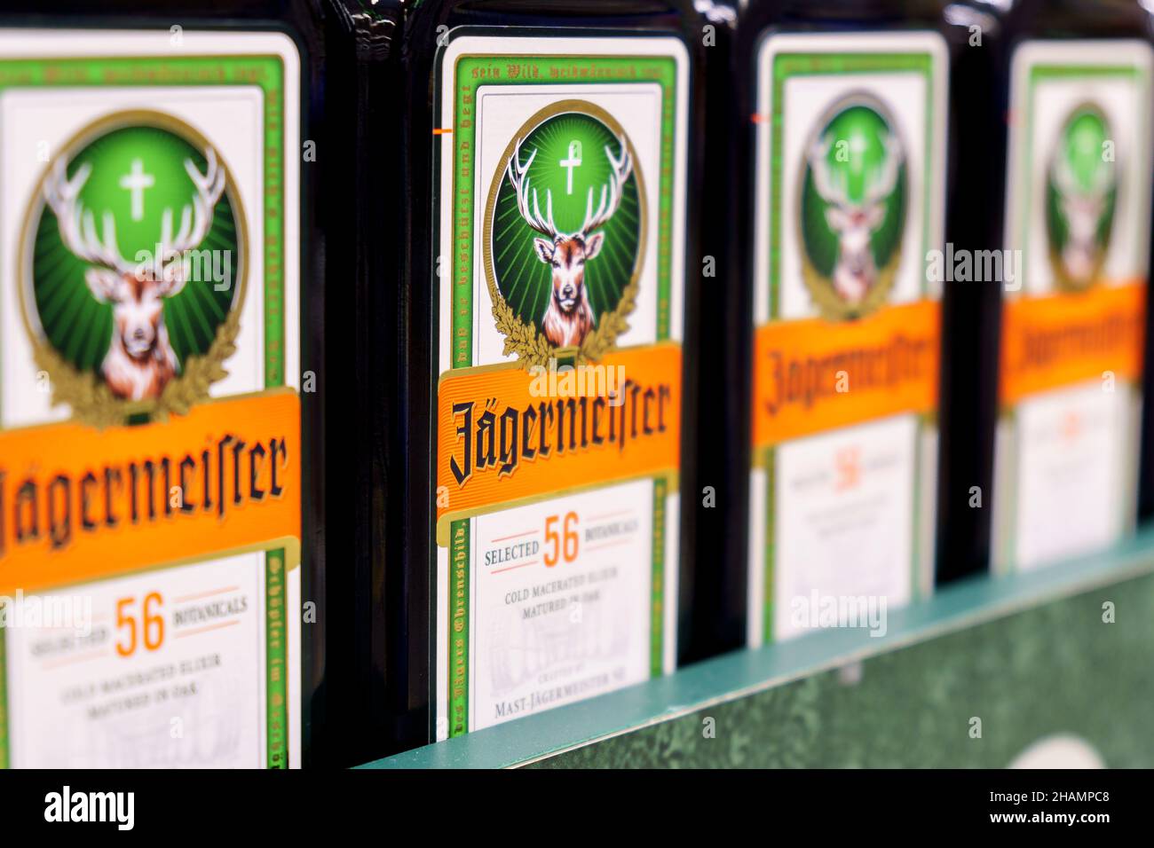 Tyumen, Russia-02 dicembre 2021: Bottiglia di Jagermeister, digestivo tedesco fatto con 56 erbe e spezie. Vendita di alcol Foto Stock