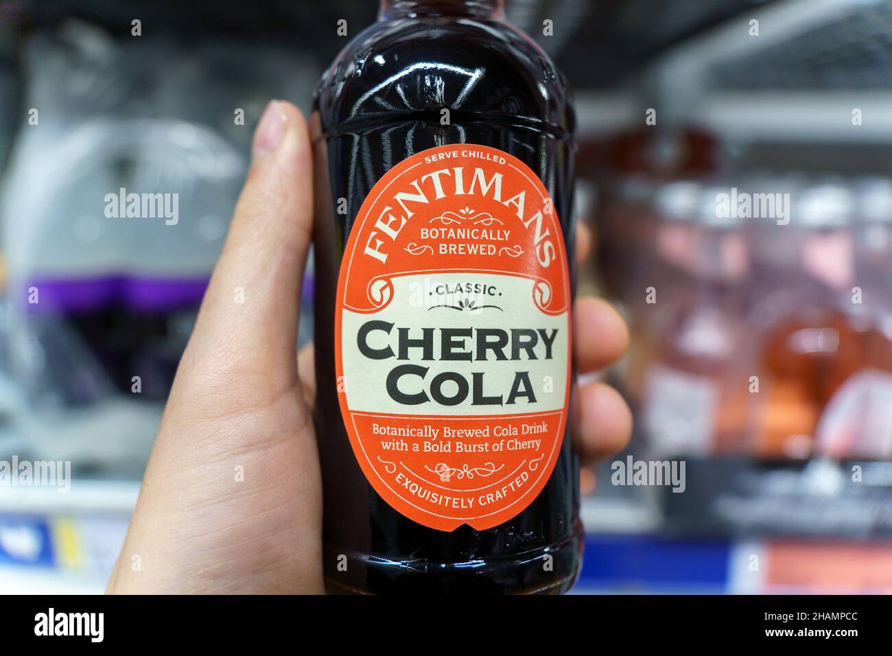 Tyumen, Russia-02 dicembre 2021: Logo Fenimans Cherry Cola. Messa a fuoco selettiva. Foto Stock