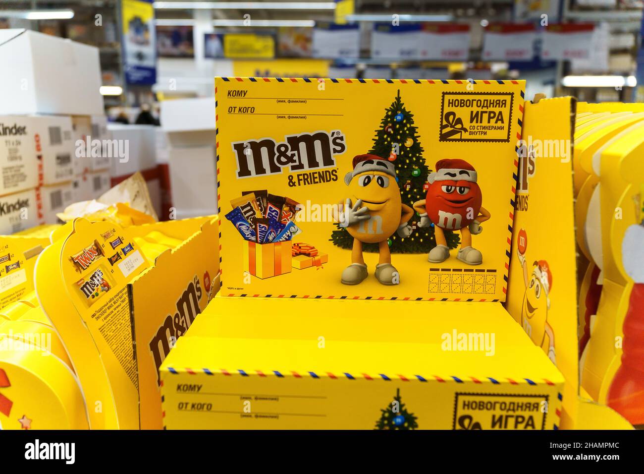 Tyumen, Russia-02 dicembre 2021: Cioccolato m e ms croccante cioccolato. Amici Foto Stock