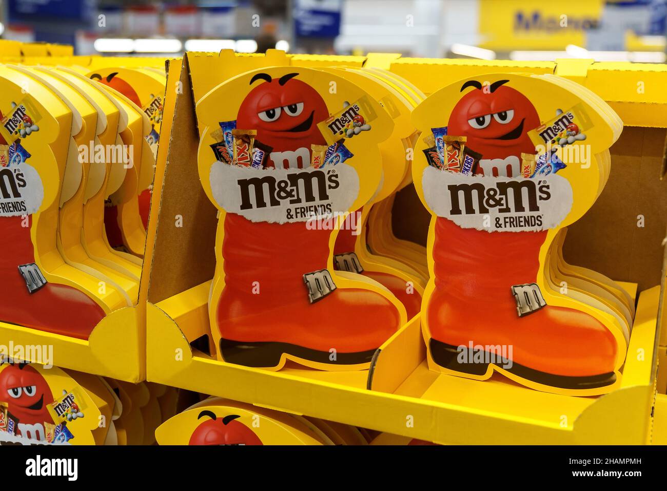 Tyumen, Russia-02 dicembre 2021: Cioccolato m e ms croccante cioccolato. Amici Foto Stock