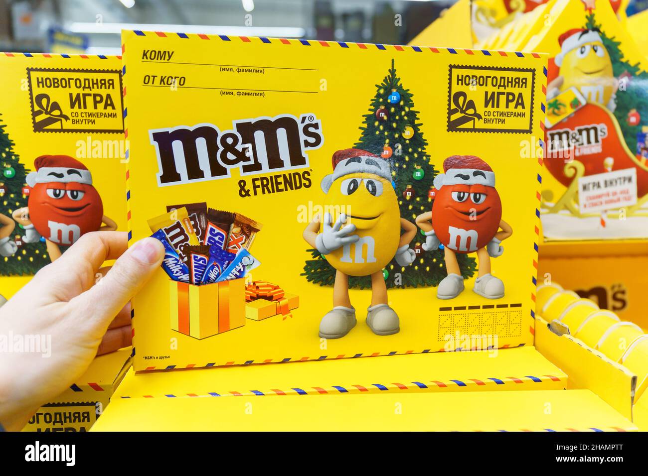 Tyumen, Russia-02 dicembre 2021: Cioccolato m e ms croccante cioccolato. Amici Foto Stock