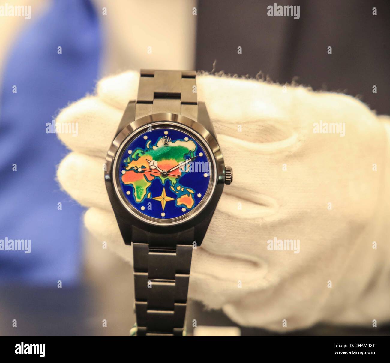 London UK 14 December 2021 Bonhams fine Watches sale offre il molto raro e ricercato Rolex personalizzato da pro cacciatore. Un raffinato e raro orologio a braccialetto automatico in acciaio inossidabile rivestito di DLC nero con quadrante mappa mondiale in smalto cloisonné , Est 60.000-80.000. Paul Quezada-Neiman/Alamy Live News Foto Stock