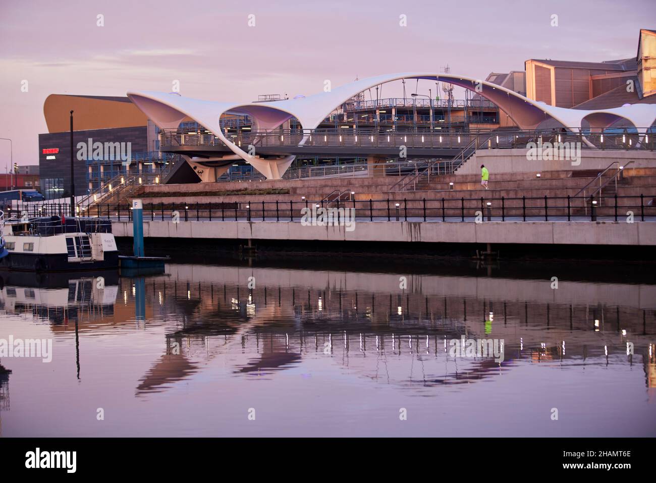 Ponte pedonale Hull Murdoch Connection, che collega la città con il porto turistico sul lungomare Foto Stock