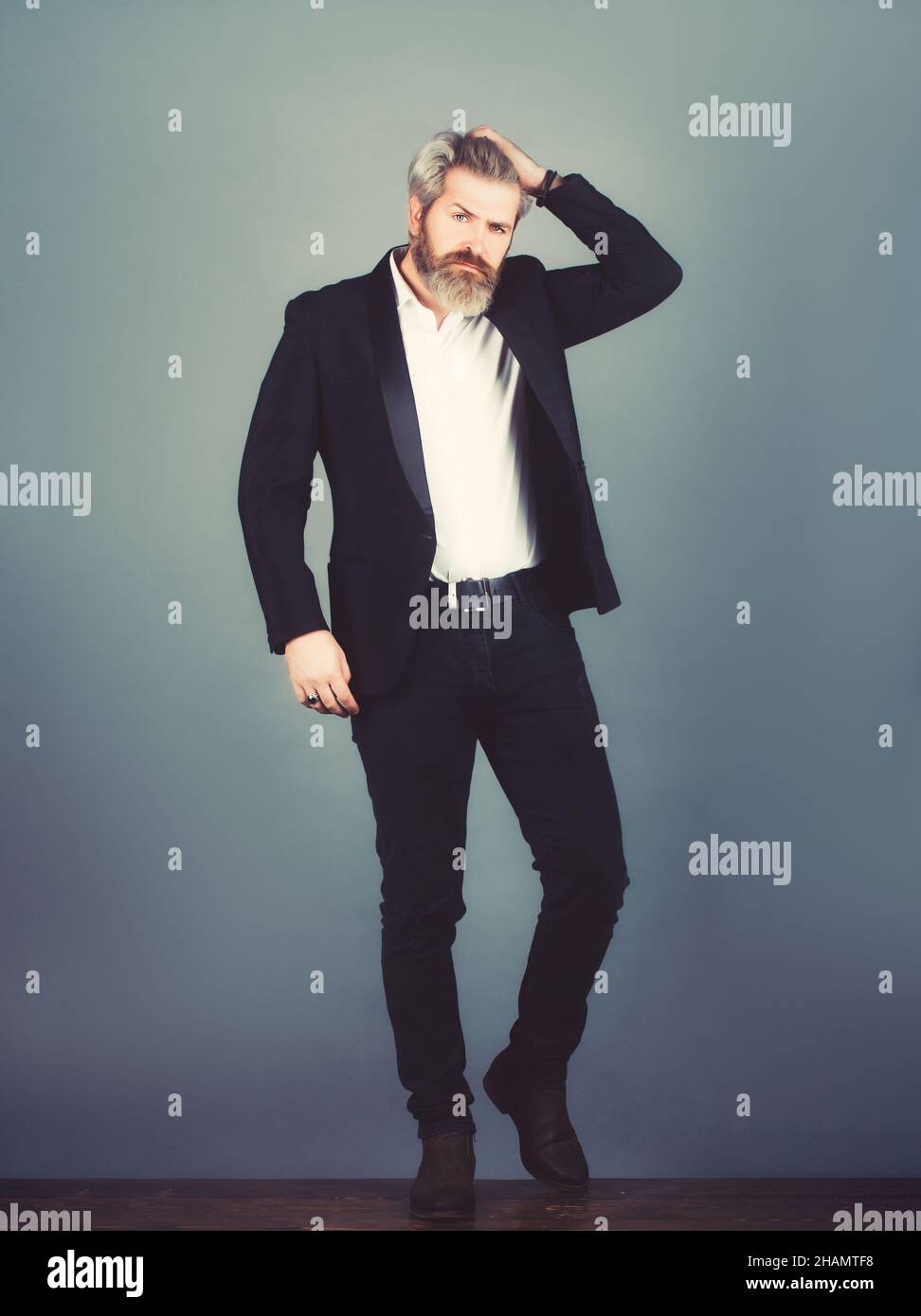 Business, persone e ufficio concetto - uomo d'affari serio con barba in tuta nera. Foto Stock