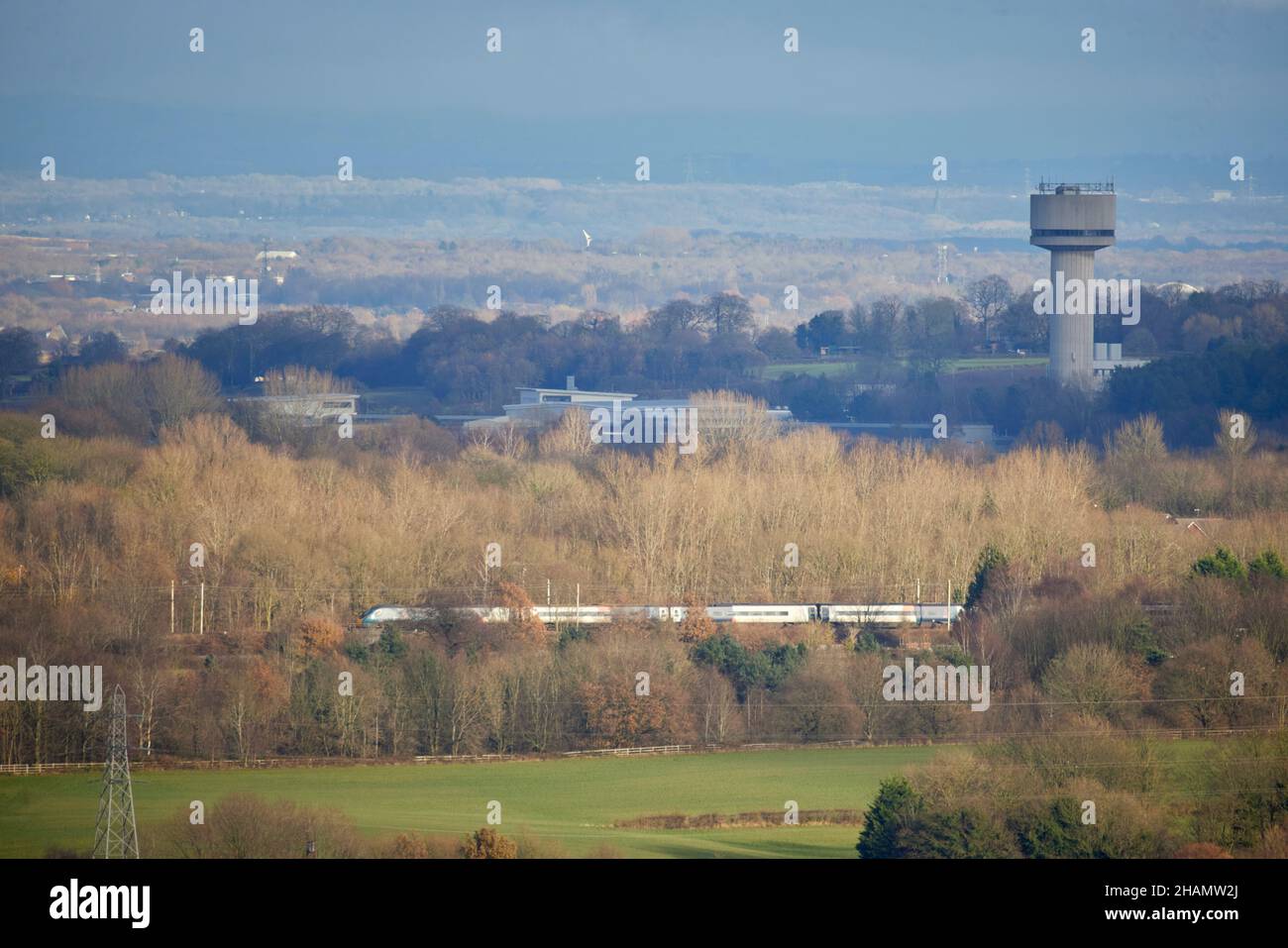 Daresbury Laboratory, Nuclear Structure Facility con un treno WCML da Londra a Liverpool Foto Stock