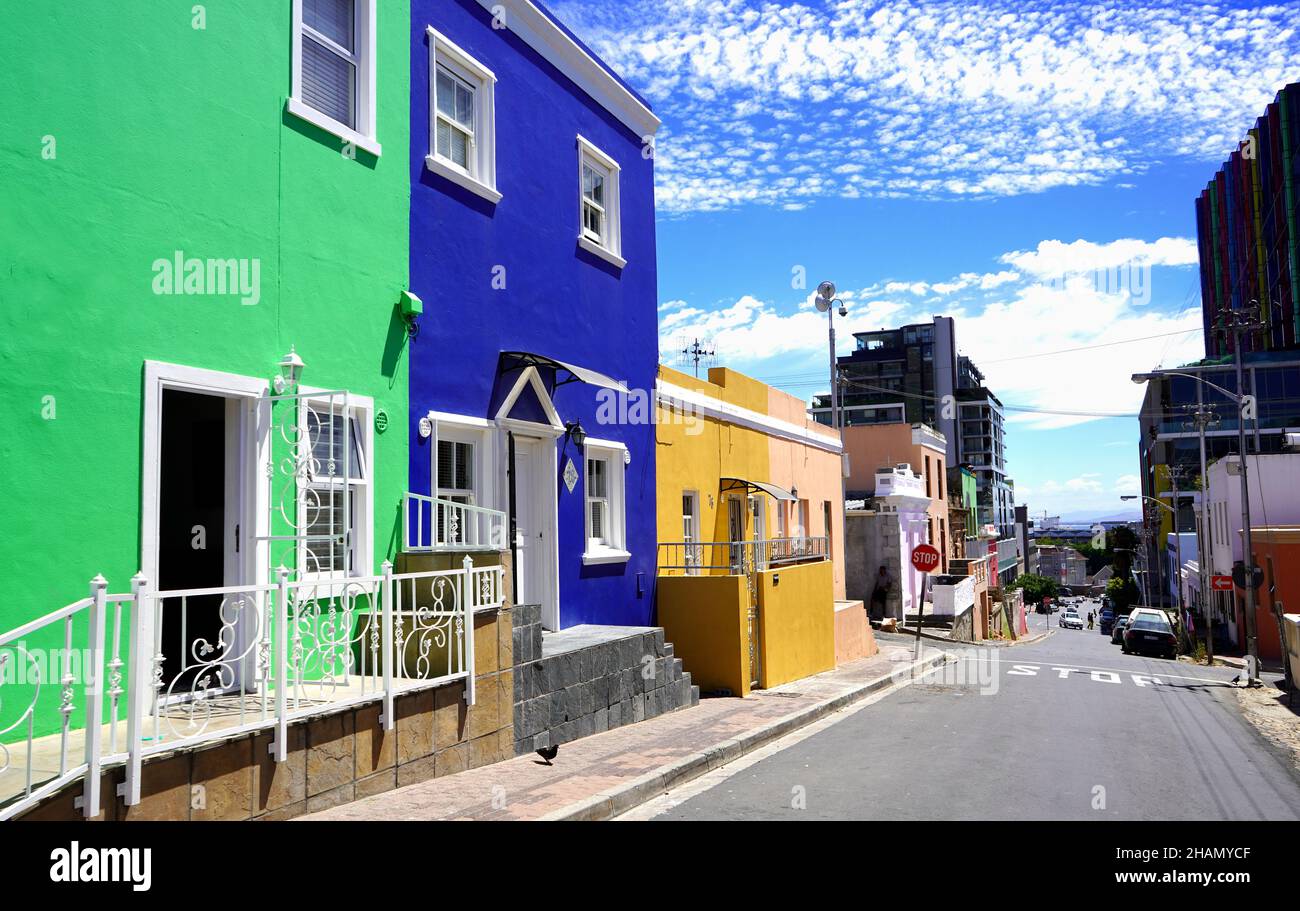 Bo-Kaap District, Città del Capo, Sudafrica - 14 Dicembre 2021 : case luminose e distintive nel quartiere di Bo-kaap di Città del Capo, Sudafrica Foto Stock