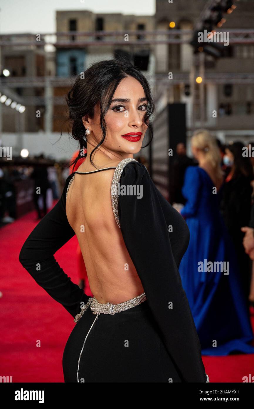 Jeddah, Arabia Saudita, il 13 dicembre 2021, l'attrice tunisina Souhir ben Amara cammina sul tappeto rosso prima della cerimonia di chiusura della prima edizione del Red Sea Film Festival, a Jeddah, Arabia Saudita, il 13 dicembre 2021. Foto di Balkis Press/ABACAPRESS.COM Foto Stock