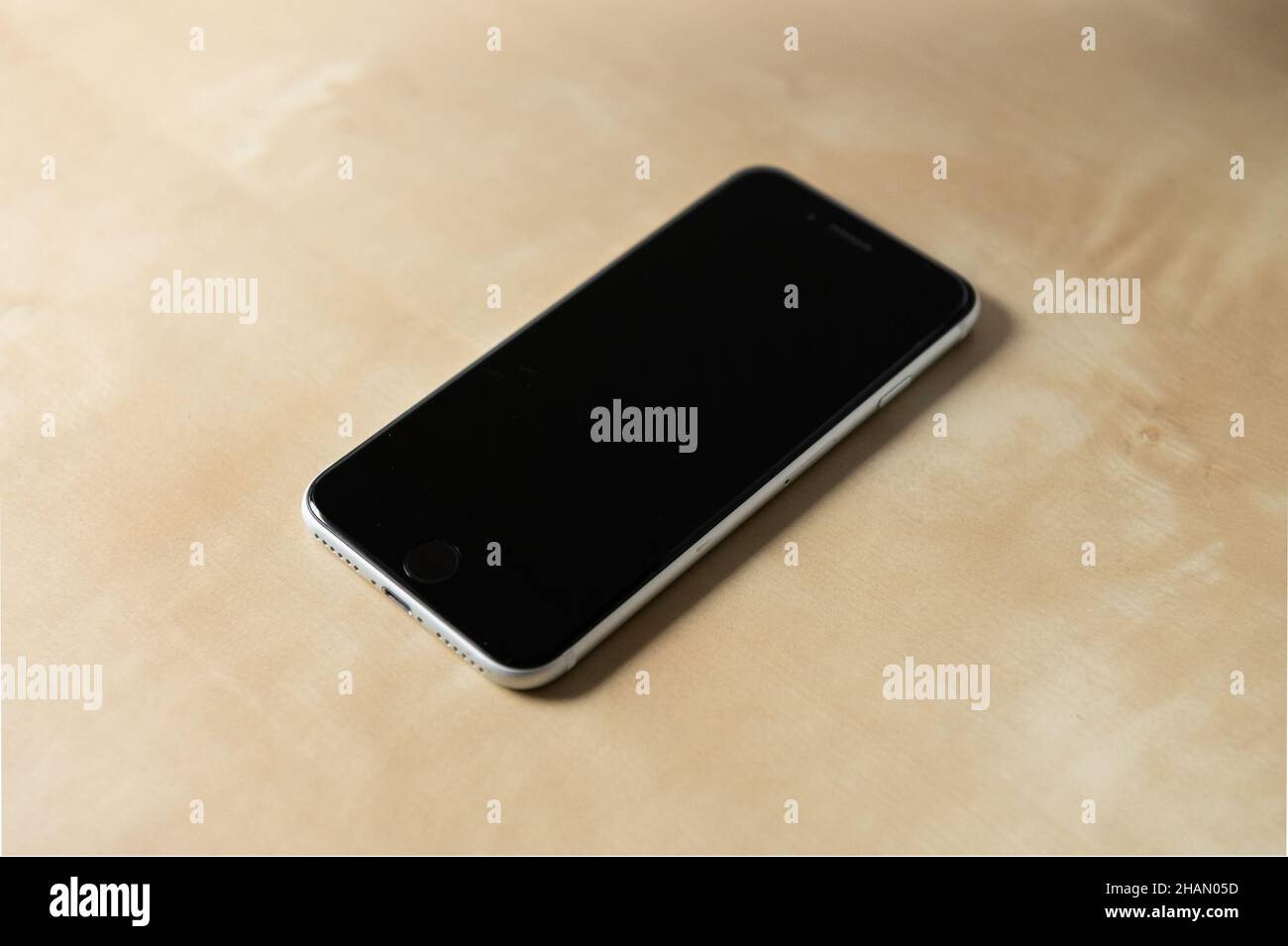 Rottweil, Germania. 13th Dic 2021. Un iPhone se 2020 si trova su un tavolo. Credit: Silas Stein/dpa/Alamy Live News Foto Stock