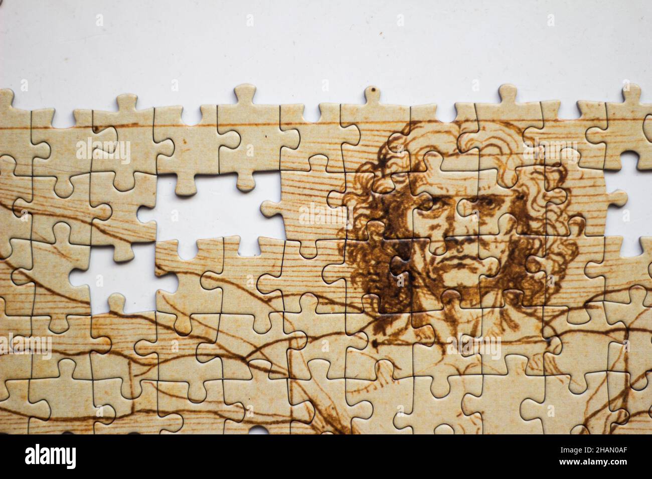 Puzzle incompiuto set di Leonardo da Vinci Vitruvian Man anatomia fotografata su sfondo bianco Foto Stock