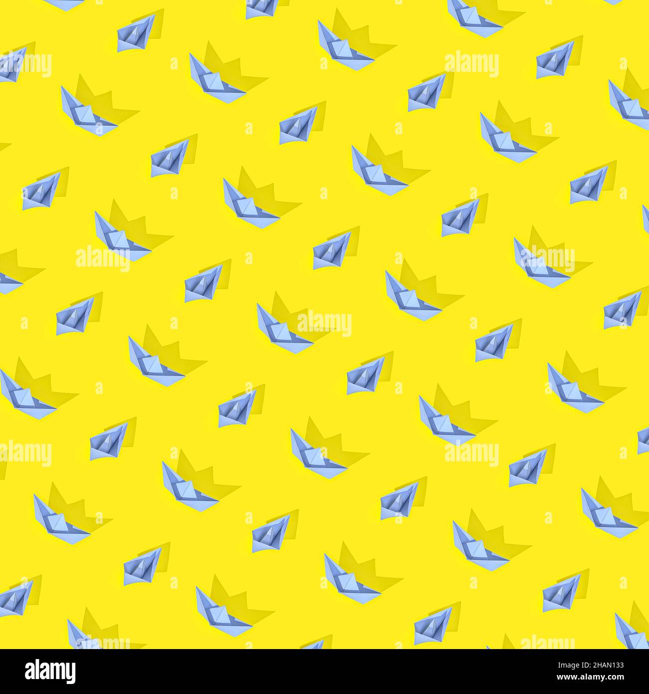barche di carta origami su sfondo giallo in stile piatto. 3d rendering Foto Stock