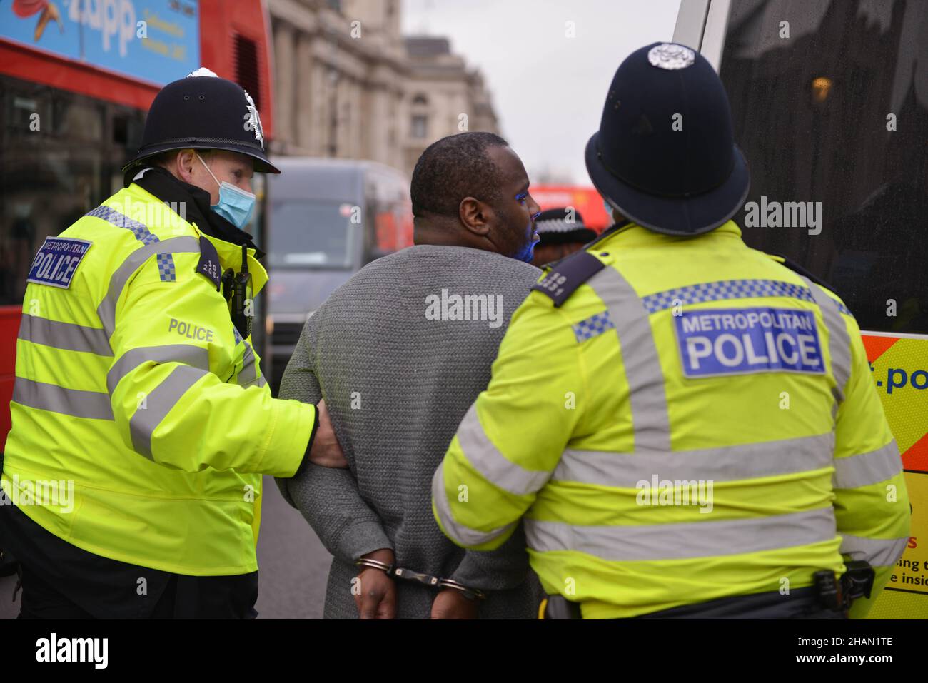 Londra, Regno Unito. 14th Dic 2021. Un uomo che presumibilmente ha guidato fino all'ingresso principale del cancello auto per le Camere del Parlamento, è stato arrestato sulla scena. Credit: Thomas Krych/Alamy Live News Foto Stock