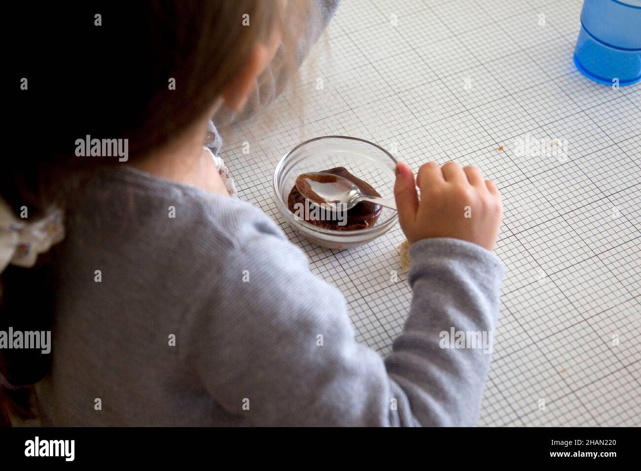 Saint-Martin-de-Queyrieres (Alpi francesi, Francia sud-orientale): Mensa della scuola elementare. I bambini pranzano. Bambina, pupilla, mangiare un cho Foto Stock