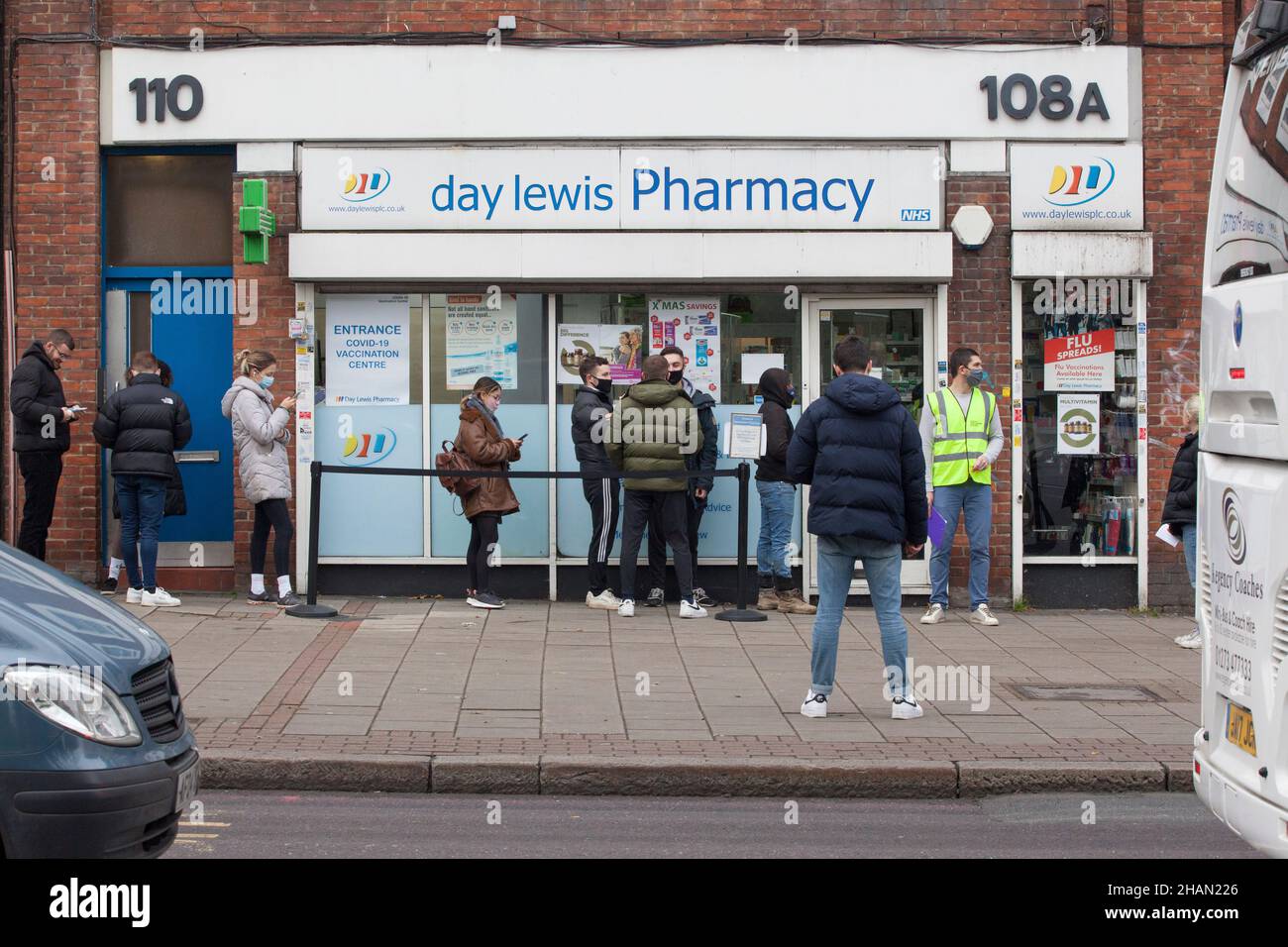 Londra, UK, 14 dicembre 2021: C'era solo una breve fila di persone che si accaparravano per i booster jab alla Day Lewis Pharmacy a Brixton Hill. I booster jab sono ora disponibili presso le cliniche walk-in per tutti gli adulti di età superiore ai 16 anni in Inghilterra nella speranza di limitare la diffusione della variante omicron del coronavirus. Anna Watson/Alamy Live News Foto Stock