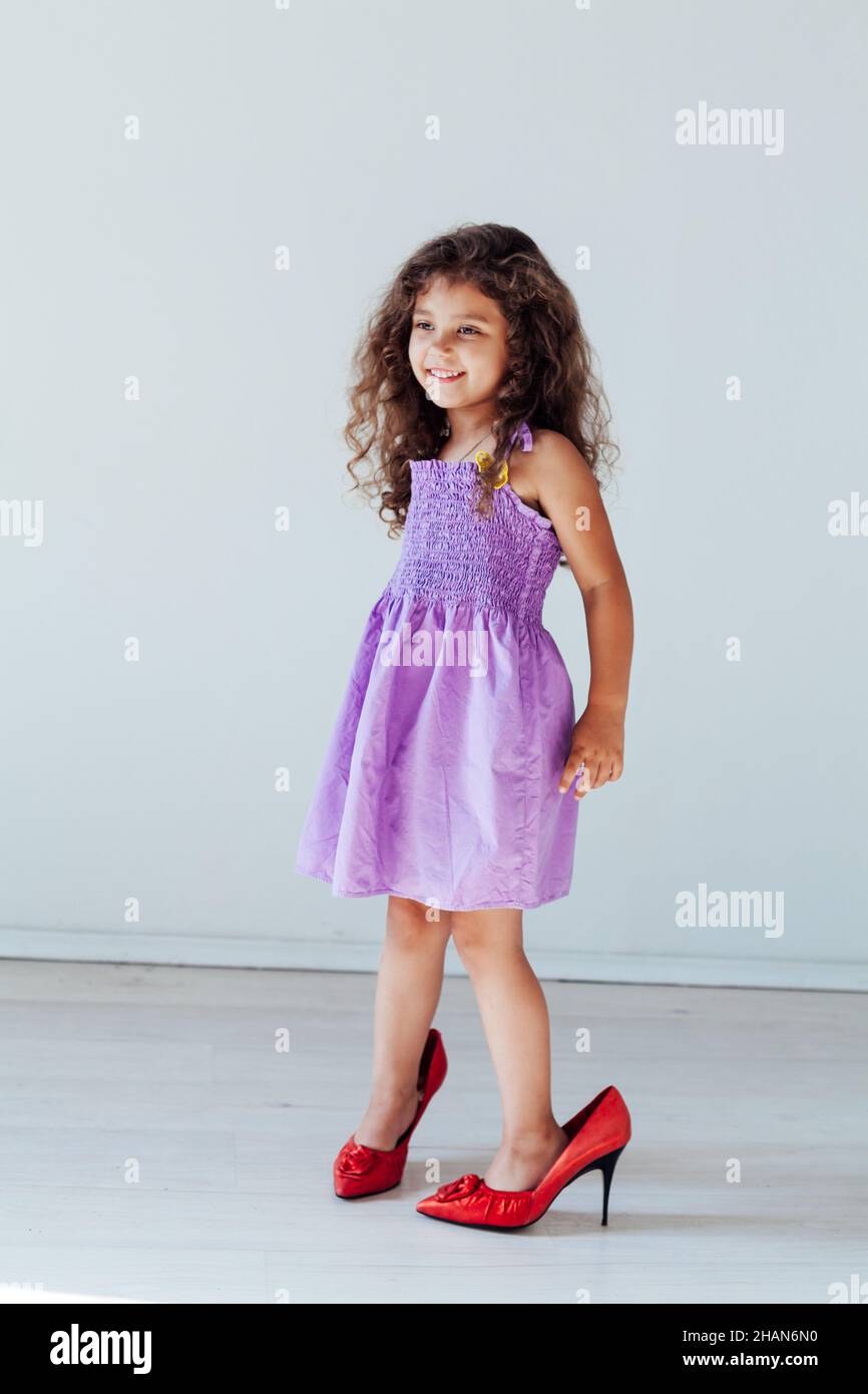 bambina di 5 anni in un abito e scarpe di sua madre Foto stock - Alamy