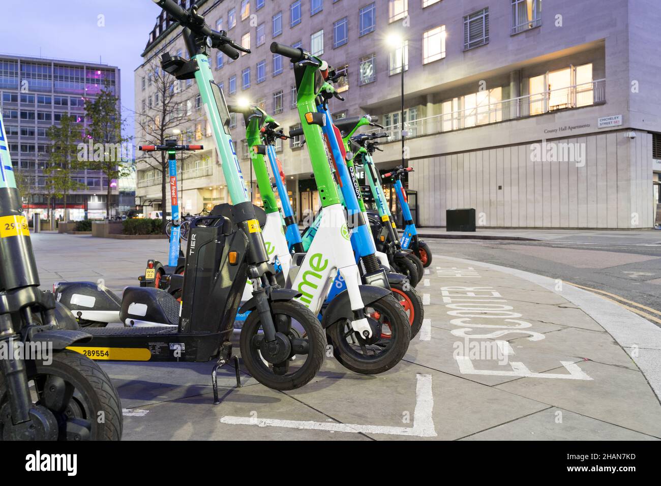 Linea di e-scooters a noleggio presso London South Bank Inghilterra UK Foto Stock