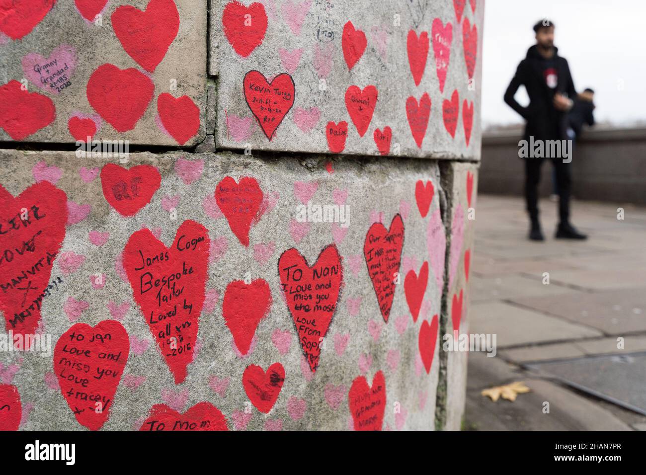 Il National Memorial Wall attraverso il Tamigi Rive, di fronte alle Houses of Parliament, è dedicato a tutti coloro che hanno perso la vita a causa del codice 19 UK Foto Stock