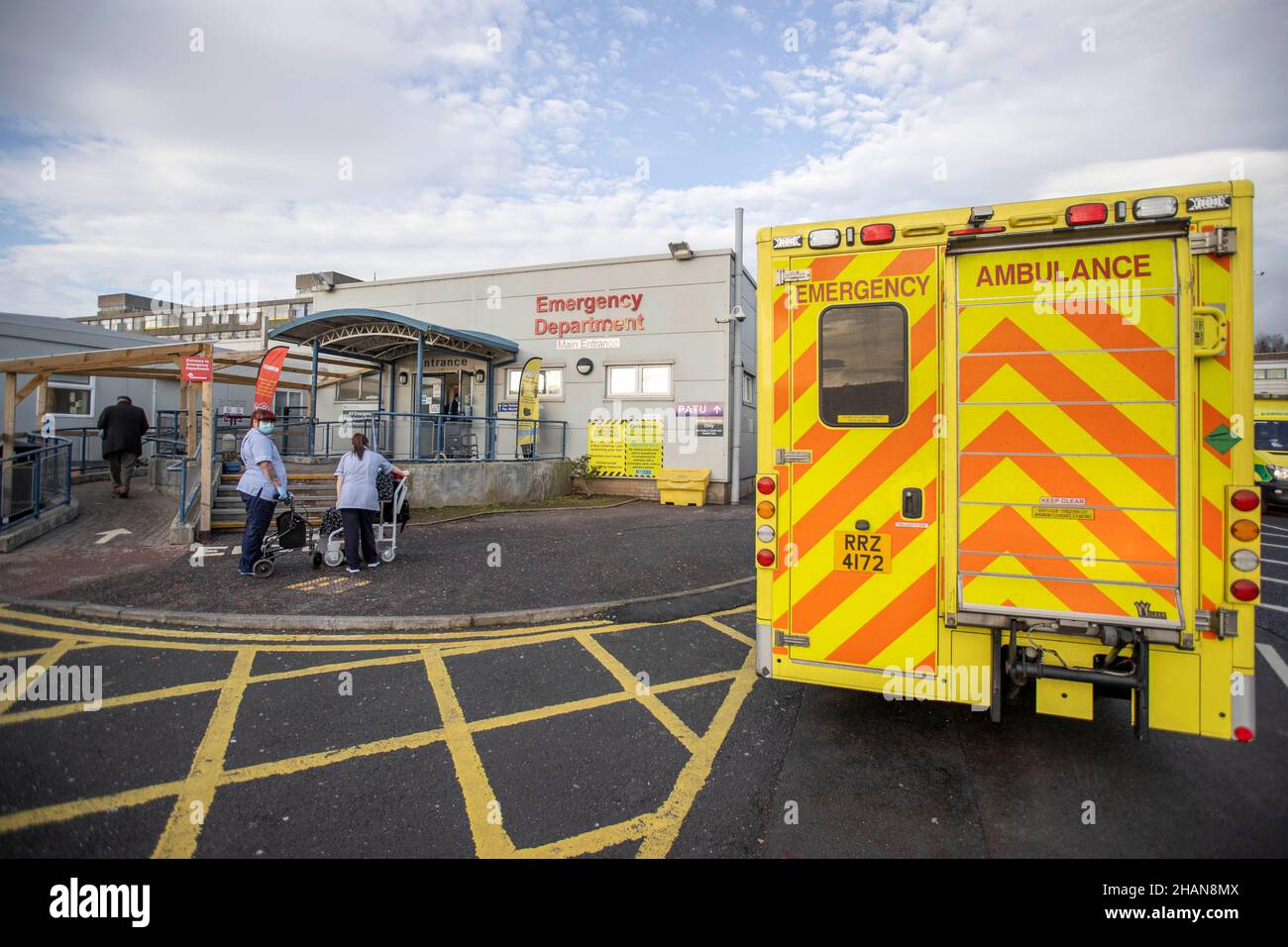 Ambulanza parcheggiata all'esterno dell'ingresso principale del reparto di emergenza dell'ospedale di Dundonald a Belfast, Irlanda del Nord. Foto Stock