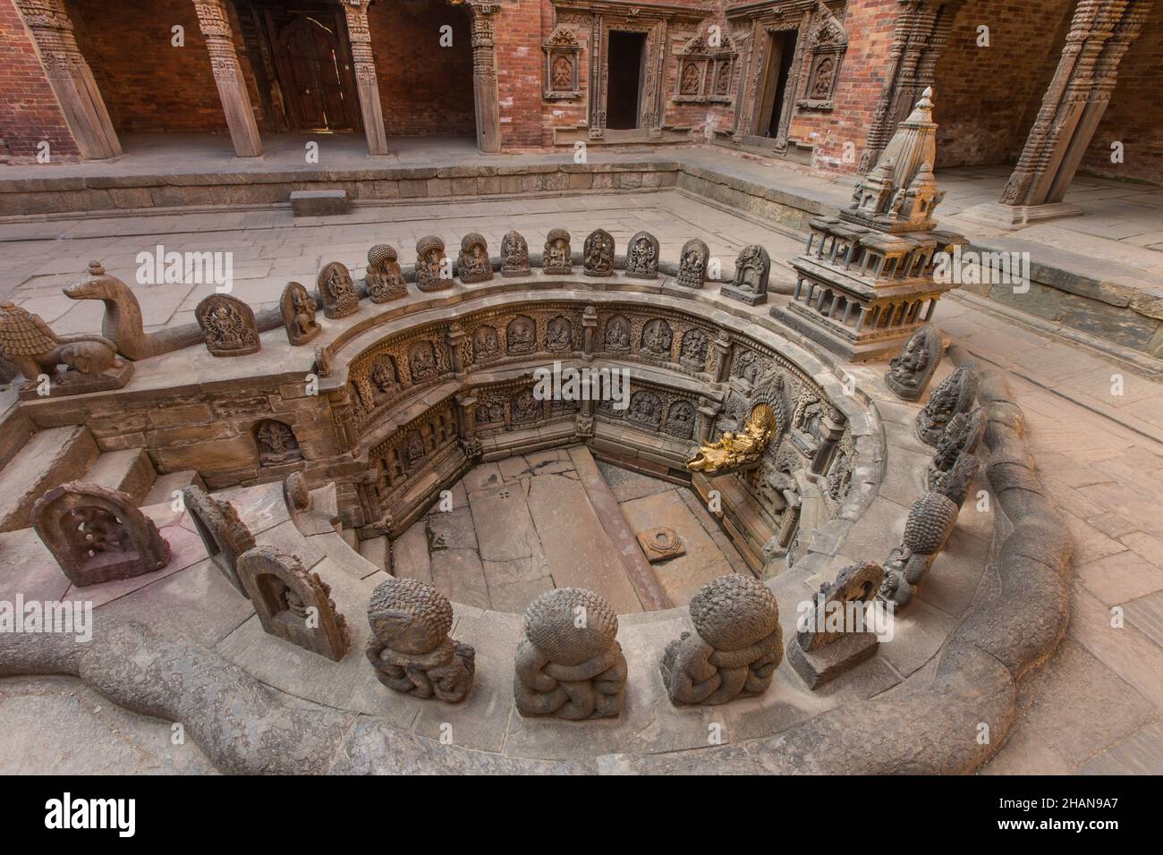 Il Tusha Hiti o Royal Bath nel Sundari Chowk nel vecchio palazzo reale in Piazza Durbar, Patan, Nepal. Alla testa del bagno c'è un modello in pietra o Foto Stock